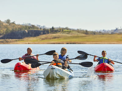 Family kayaking on Lake Burrendong