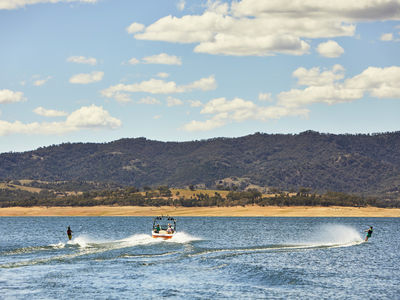 Family skiing on Lake Burrendong