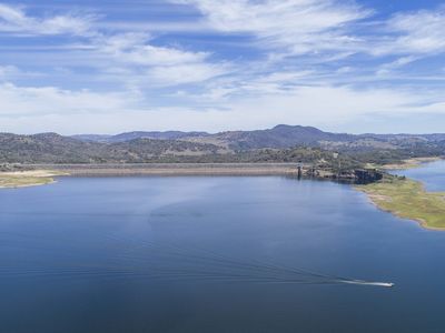 Mirror like waters at Lake Burrendong