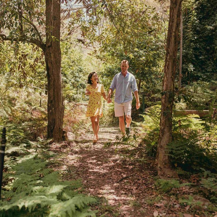 Couple walking through Fern Gully Burrendong Arboretum