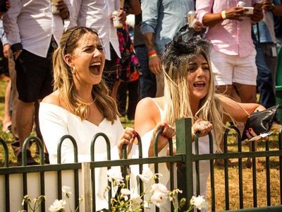 VISIT BUSINESSLISTING Dubbo Turf Club Crowd