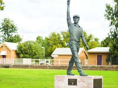 VISIT GWP NARROMINE Tom Perry Park Narromine Glenn Mc Grath Statue