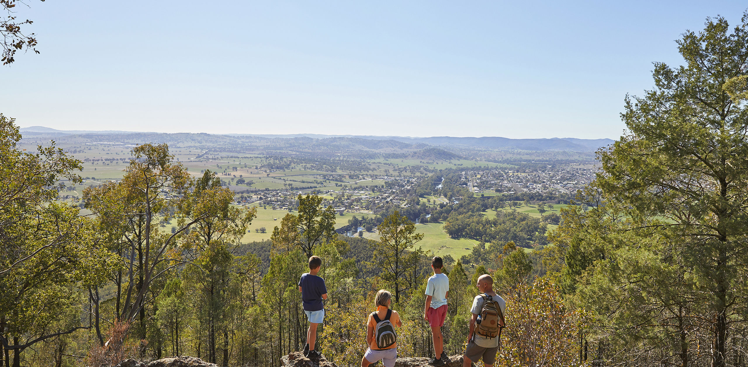 Attractions - Family Gazing Across The Wellington Valley From Mount Arthur Reserve