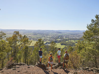 VISIT ATTRACTIONS Mount Arthur Reserve Family Gazing Across The Wellington Valley From Mount Arthur Reserve