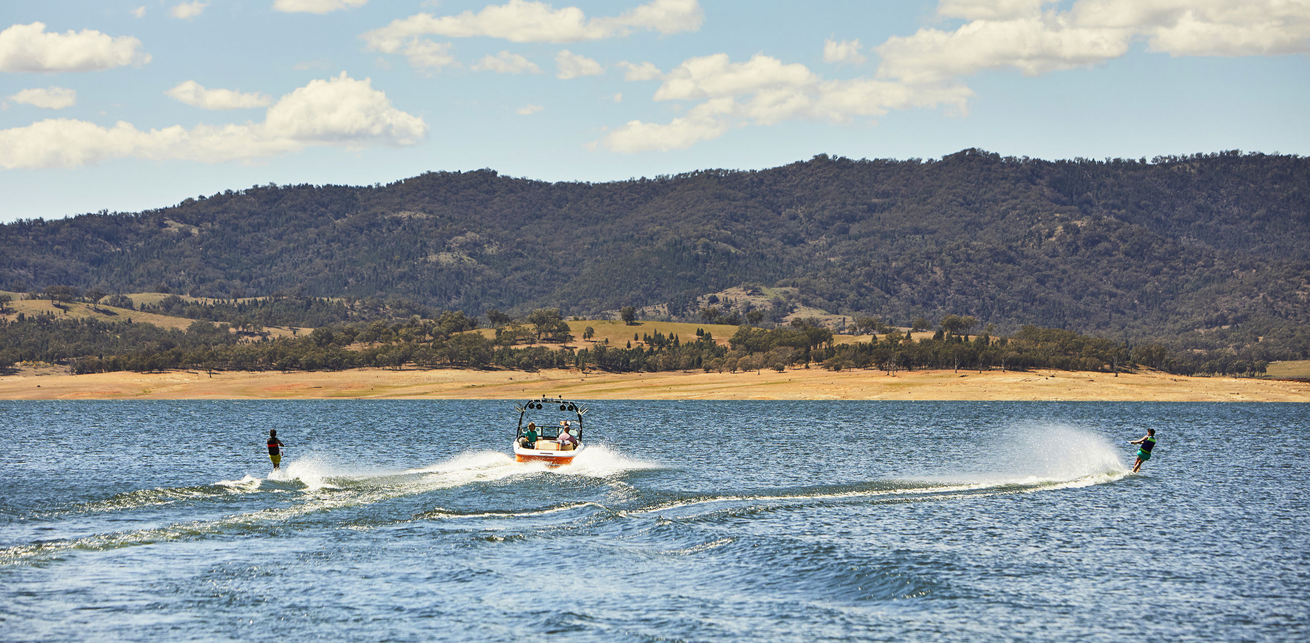Waterskiing on Burrendong Dam